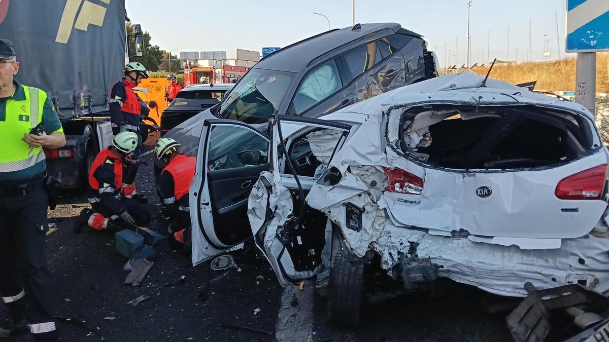 SUCESOS EN MALLORCA / Detenido el conductor del camión que ha causado el accidente múltiple en la autopista de Inca al dar positivo en alcohol