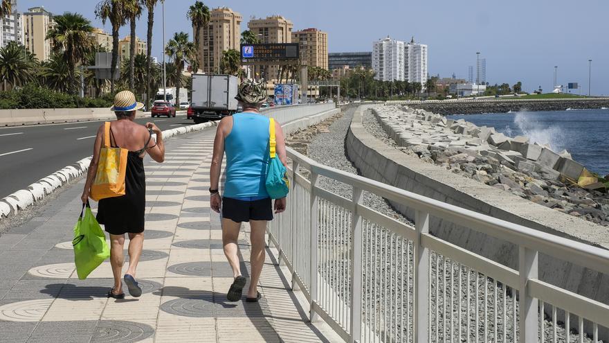 El paseo de la Avenida Marítima sigue a medias tras acabar la nueva escollera