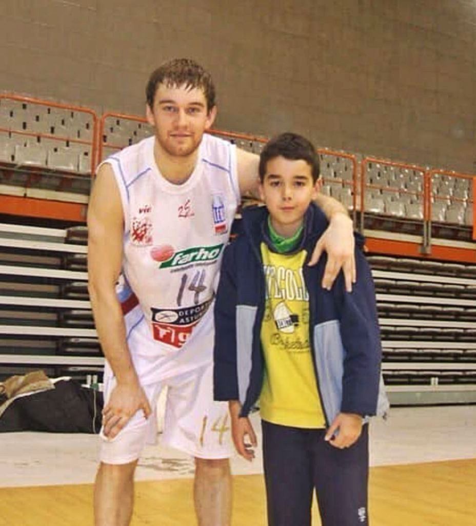 Rubiera, cuando tenía 9 años, fotografiado con Gunnarsson cuando este era jugador del Gijón Baloncesto.