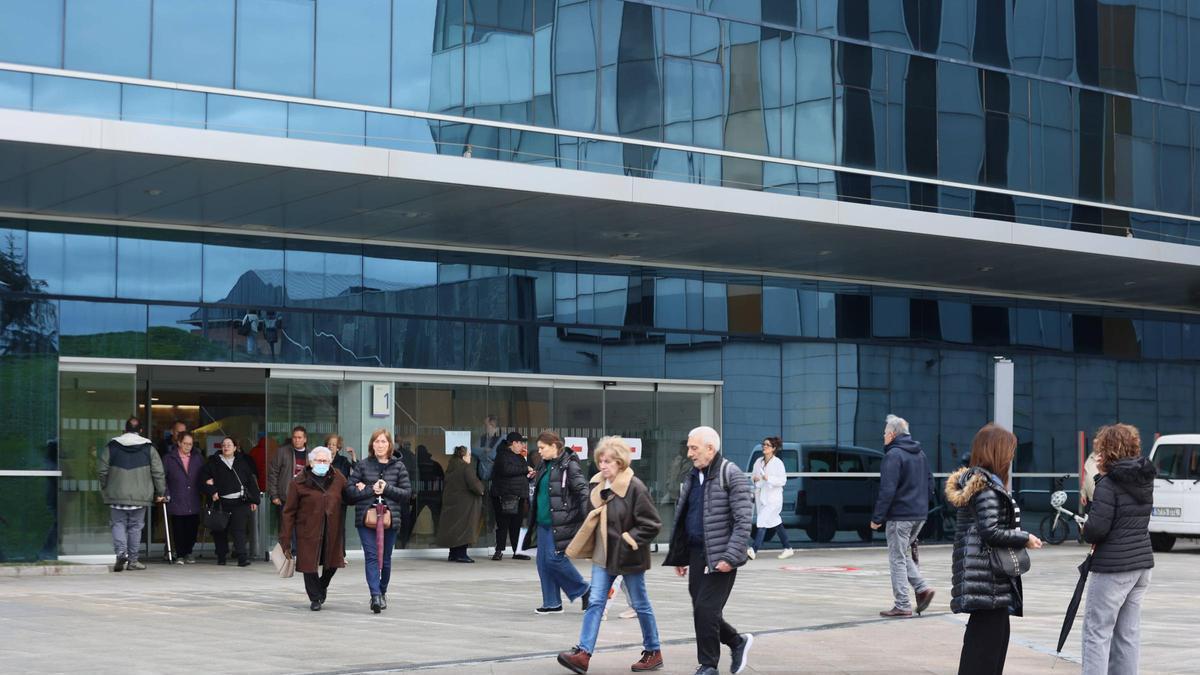 El Principado aumenta la retribución de las horas extra de los médicos para atajar las largas esperas en las consultas con el especialista