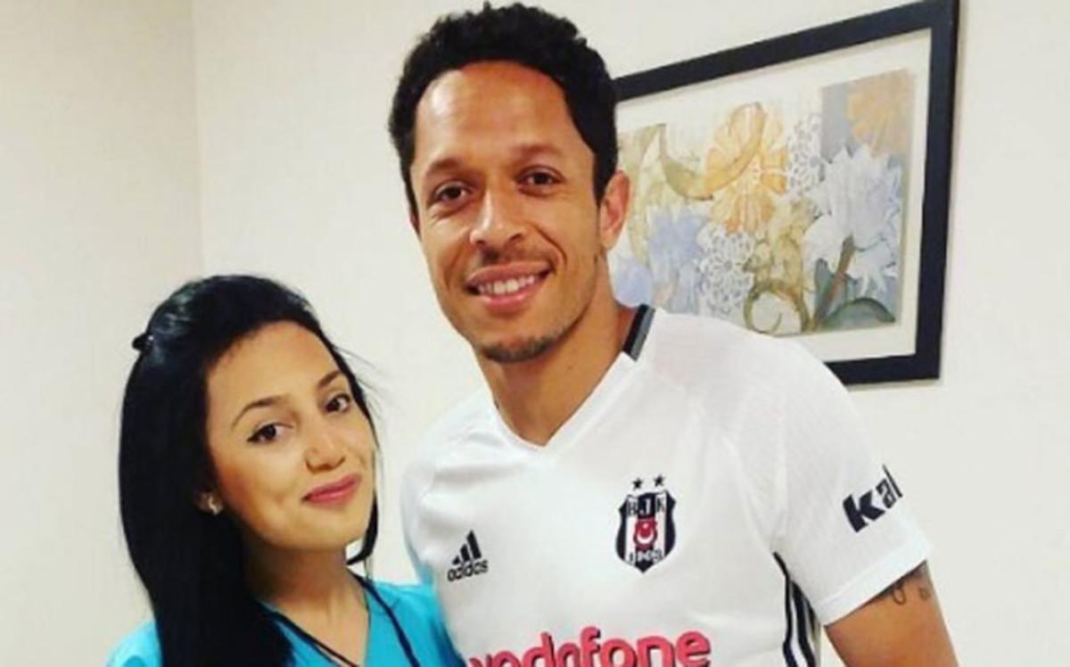 Adriano ya viste la camiseta del Besiktas