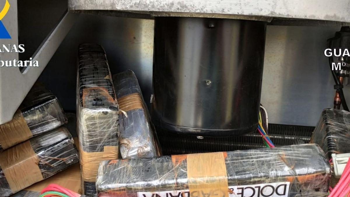 La cocaína que pretendía retirar el estibador del contenedor descargado en el puerto de La Luz . | | LP/DLP