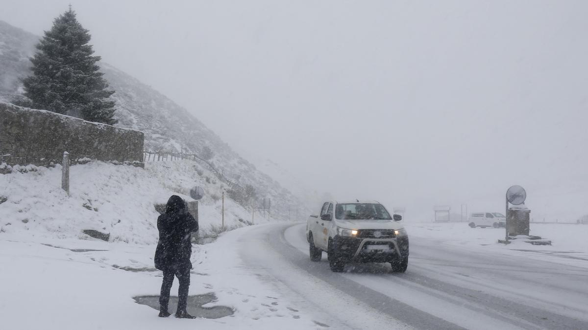 Un coche circula por una carretera nevada, en León, el pasado 17 de enero.