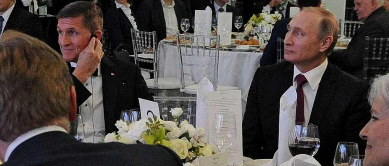 El dimitido consejero de Seguridad Nacional, Michael Flynn, en una cena en Moscú, en diciembre de 2015, sentado al lado de Putin. // Efe