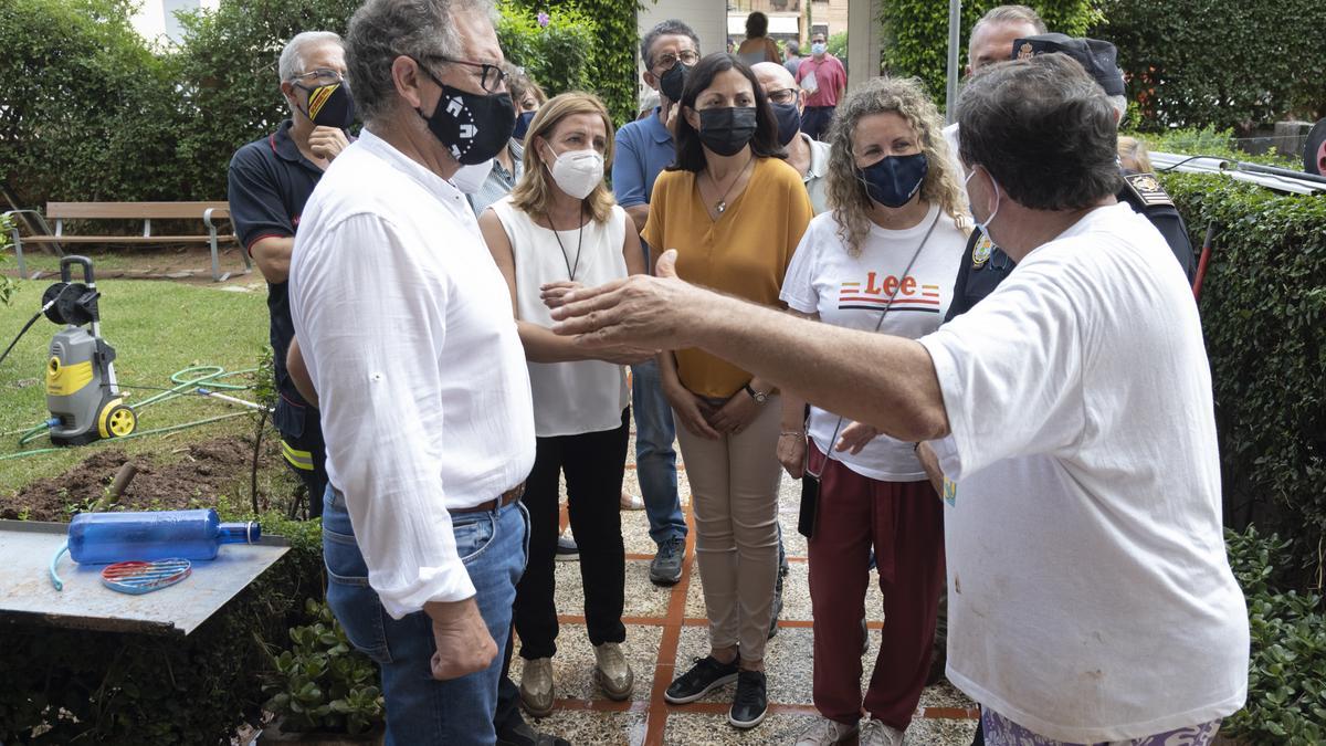 En primera fila, Martí, Marqués, Redondo y Fernández hablan con el administrador de una vivienda afectada, en la calle Sigalero.