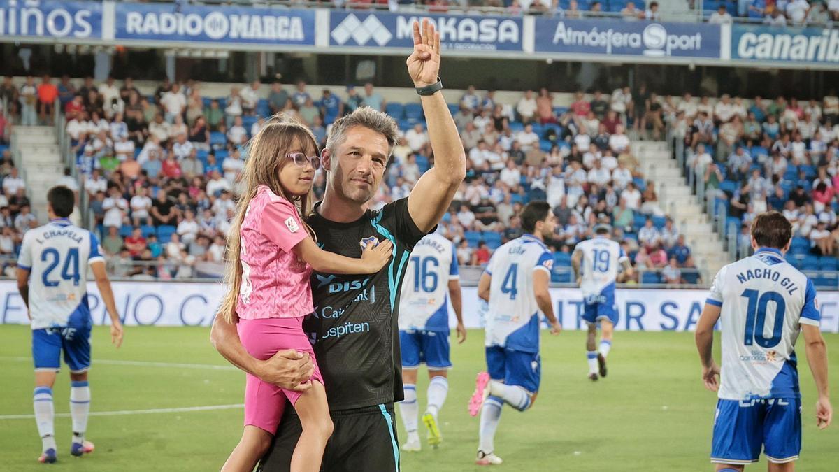 Aitor Sanz, con su hija en brazos, abandona el césped del Heliodoro tras ser homenajeado.
