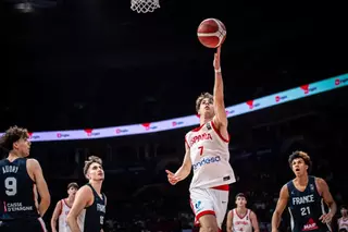 Un triple 'milagroso' de Del Pino da el oro a España en el Eurobasket Sub18