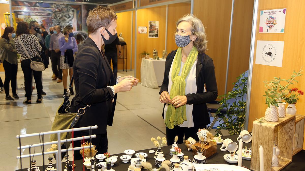 La artista montillana María Dohijo, a la derecha, conversa con una visitante a la muestra, durante la anterior edición.