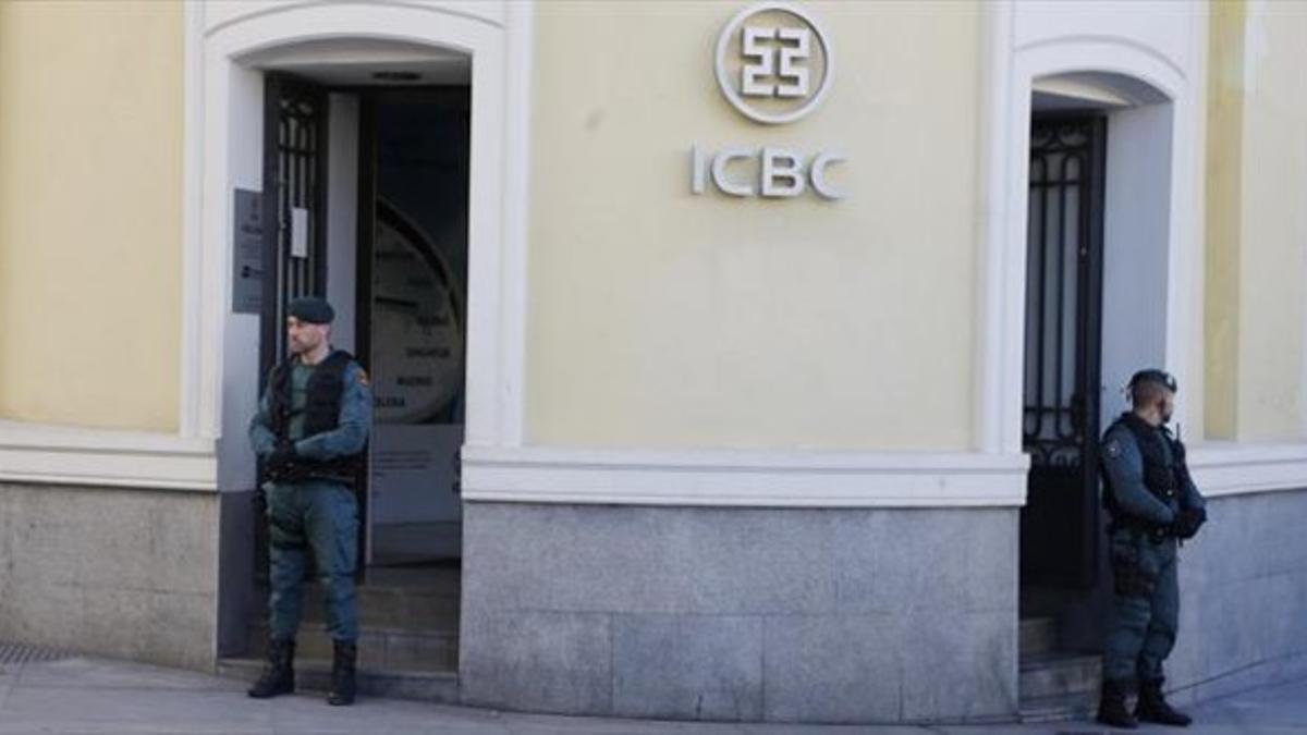Guardias civiles en el ICBC en el paseo de Recoletos de Madrid, ayer.