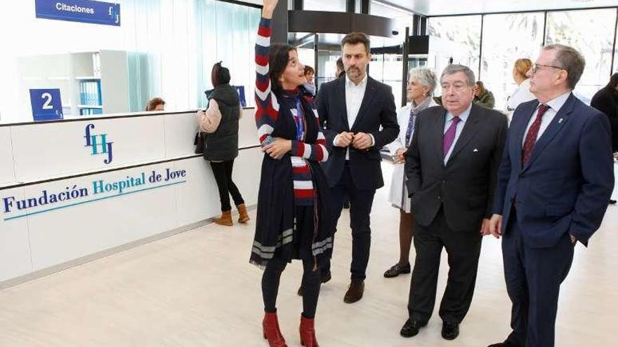 La gerente de Jove, Laura Díaz, en el hall del nuevo edificio, da explicaciones sobre la obra del hospital a José María Pérez (PSOE), Romualdo Trancho, presidente del patronato del hospital gijonés, y Francisco del Busto.