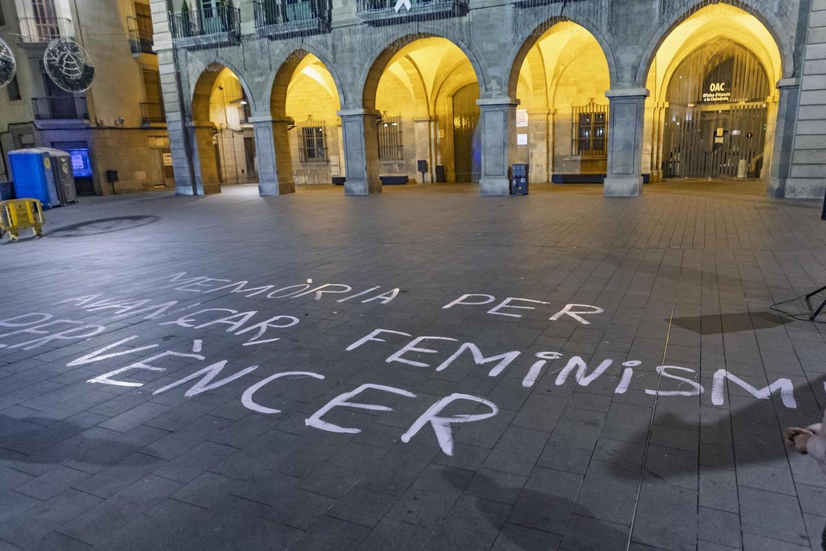 La pintada que ha quedat a la plaça Major