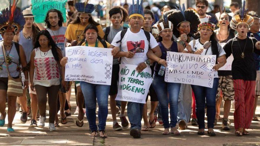 Pueblos indígenas protestan contra la política de tierras de Bolsonaro en Brasil