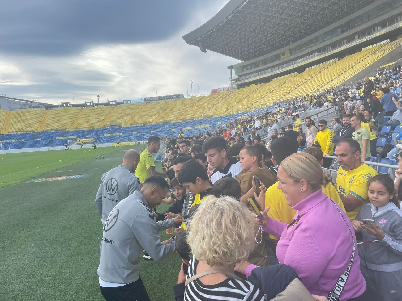 Los aficionados presencian el entrenamiento de la UD Las Palmas