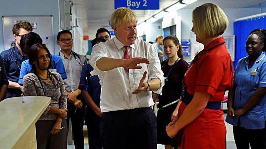 Johnson, que va visitar ahir un hospital a Watford, va demanar una resposta a la UE.