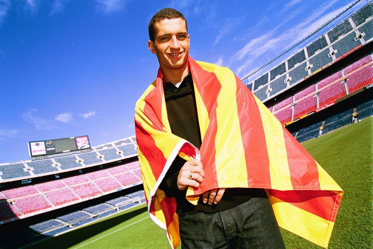 Rochemback en el césped del Camp Nou con la Senyera