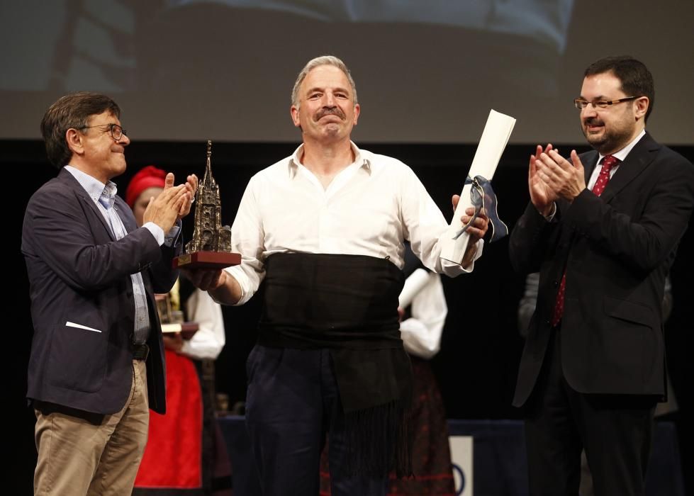 Ceremonia de entrega de los premios del XXIV concurso y muestra del Folclore Ciudad de Oviedo