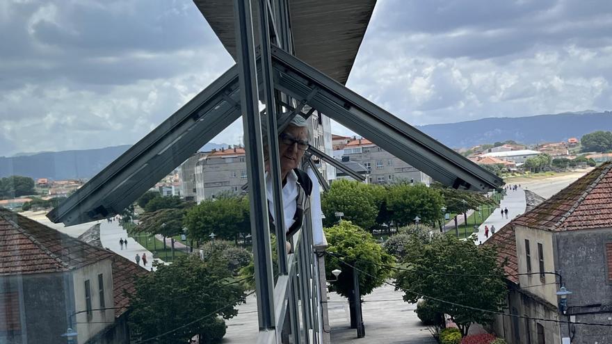 El concejal Mariano Abalo, ayer, en una ventana del consistorio.