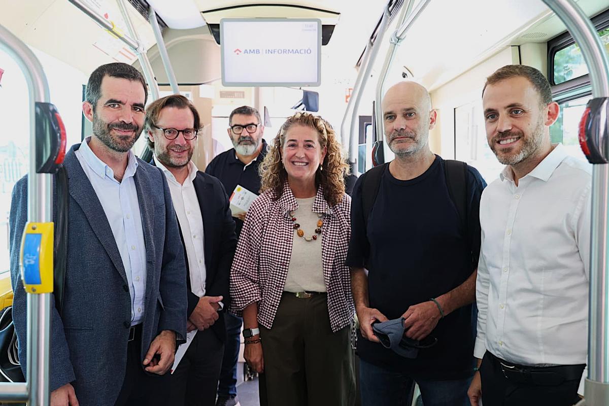 De izquierda a derecha, Diego Fernández, director de servicios de Transporte Público del AMB; Guillermo Ríos, director de Avanza en Catalunya; Anselmo Sánchez, teniente de alcaldesa; la alcaldesa Olga Morales; Jordi Mazón, teniente de alcaldesa, y Carlos Cordón, vicepresidente de Mobilitat, Transport i Sostenibilitat del AMB.