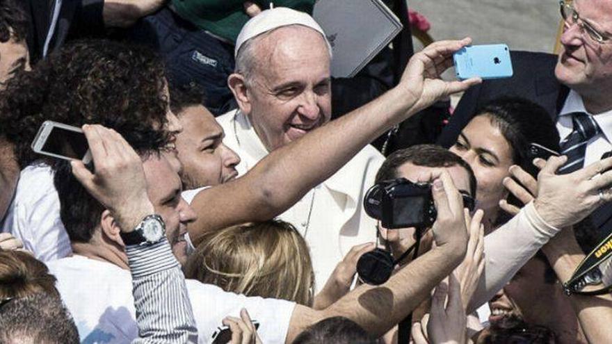 El papa Francisco también se hace un &#039;selfie&#039;
