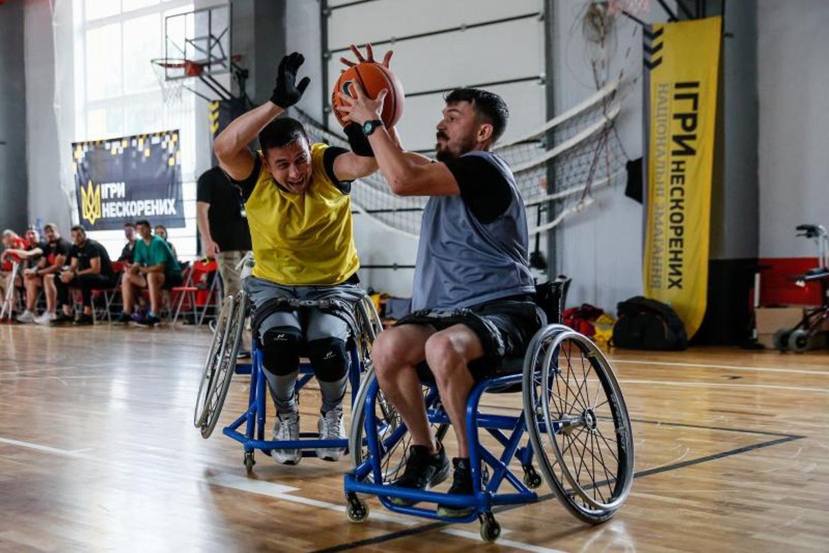 Ex-soldados ucranianos heridos, se recuperan jugando a baloncesto en silla de ruedas