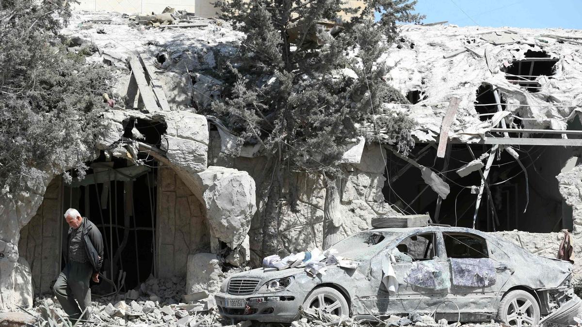 Un hombre inspecciona un lugar bombardeado por Israel en la ciudad de Sidón el miércoles.
