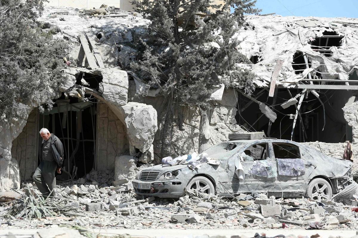 Un hombre inspecciona un lugar bombardeado por Israel en la ciudad de Sidón el miércoles.