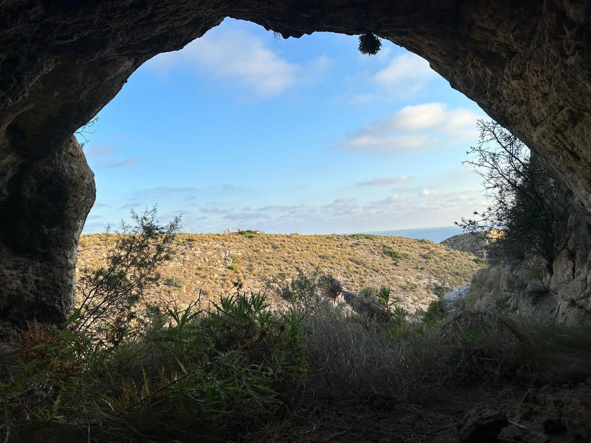 Vista de la sierra de Santa Pola donde los neandertales dejaron su rastro