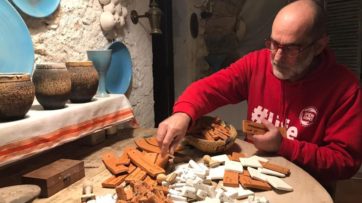 Paco Orti, al seu taller, a Ventalló, ultimant les darreres peces.