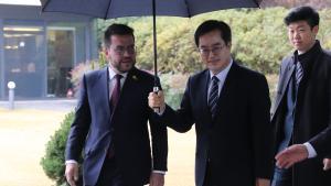 El president Pere Aragonès y el gobernador Kim Dong-yeon este lunes.