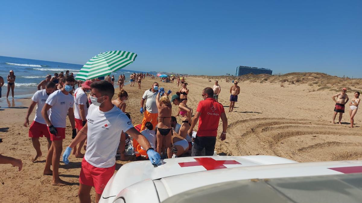 El desmayo del bañista se ha producido en un tramo de la playa de Guardamar situado entre el Hotel Playas de Guardamar y el casco urbano, con un acceso por carretera alejado de la zona