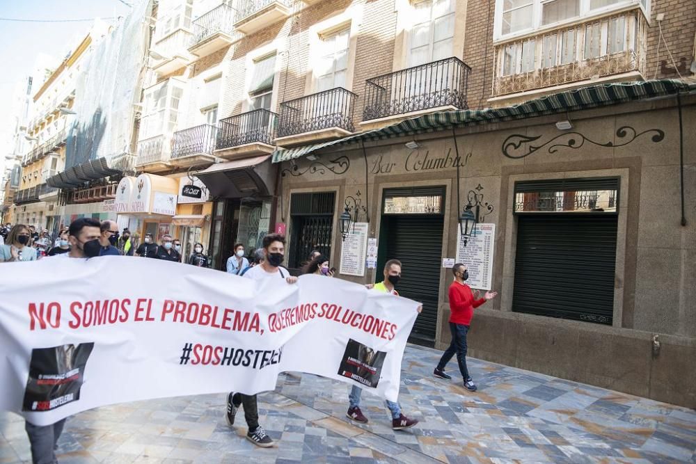 Los hosteleros protestan en las calles de Cartagena sin el apoyo de su patronal