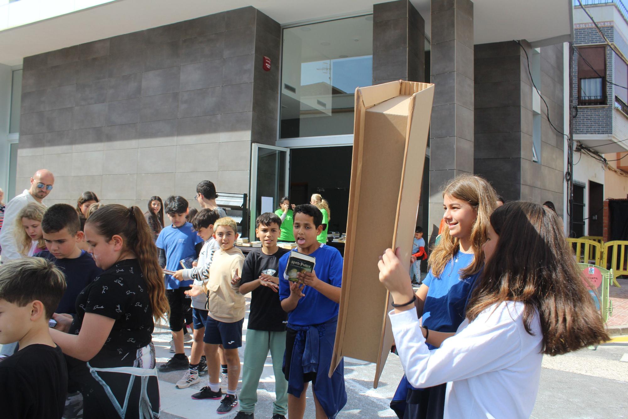 Cadena humana en Orpesa para trasladar libros a la nueva biblioteca