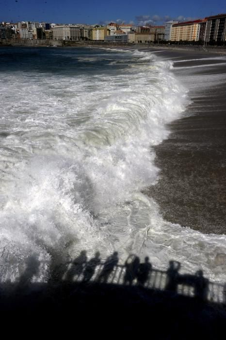 Desalojo de las playas de Riazor y Orzán