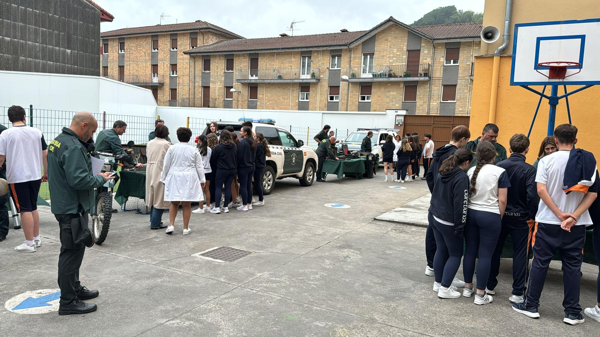 Exhibición de la Guardia Civil en el Colegio María Inmaculada de Laviana