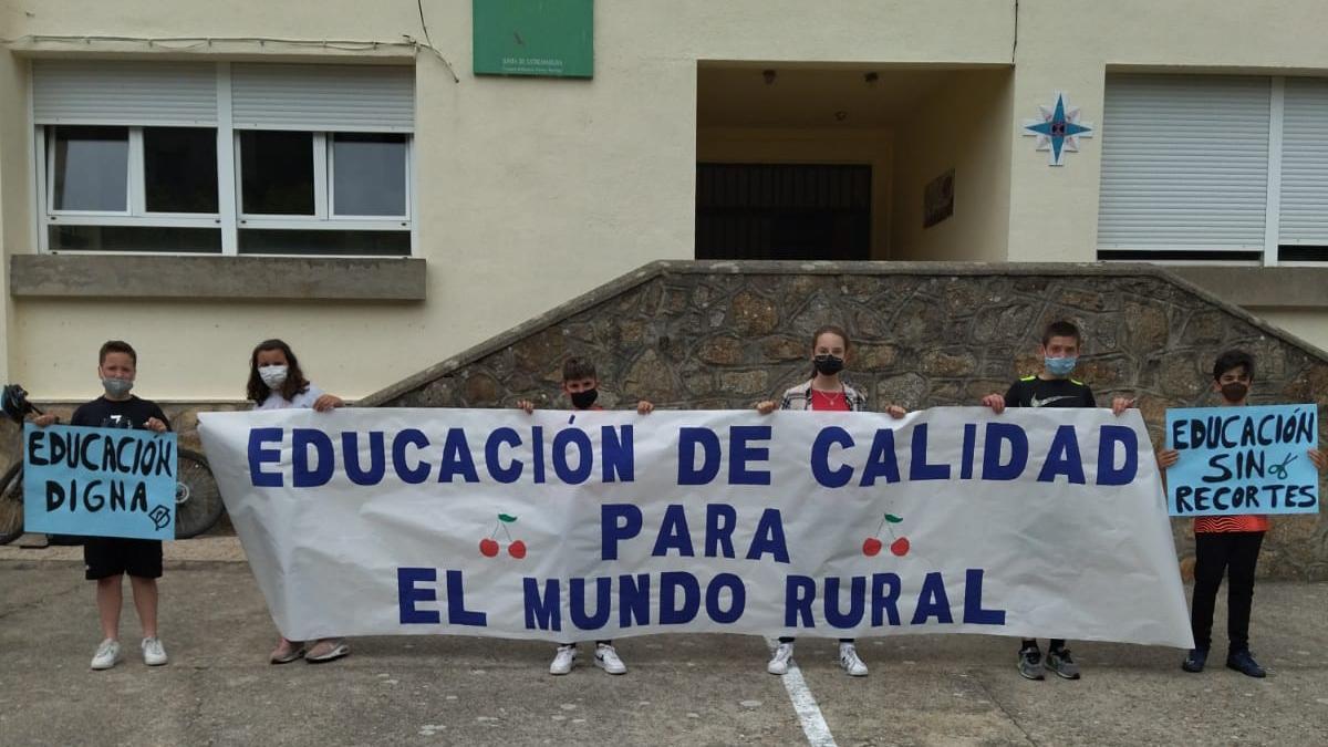 Protesta en el colegio de Tornavacas.