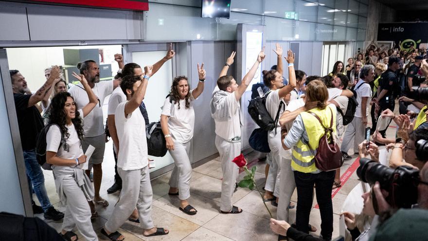 La llegada a Madrid de 21 españoles que formaban parte de la flotilla, en imágenes