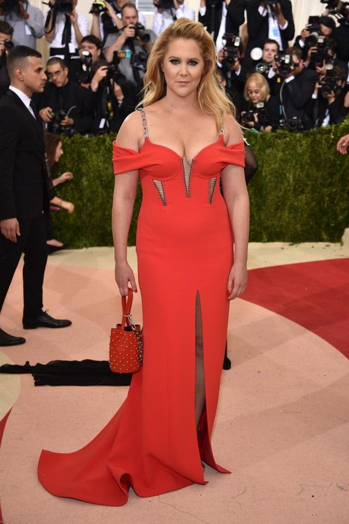 Amy Shumer, de Alexander Wang, en la alfombra roja de la gala Met 2016.