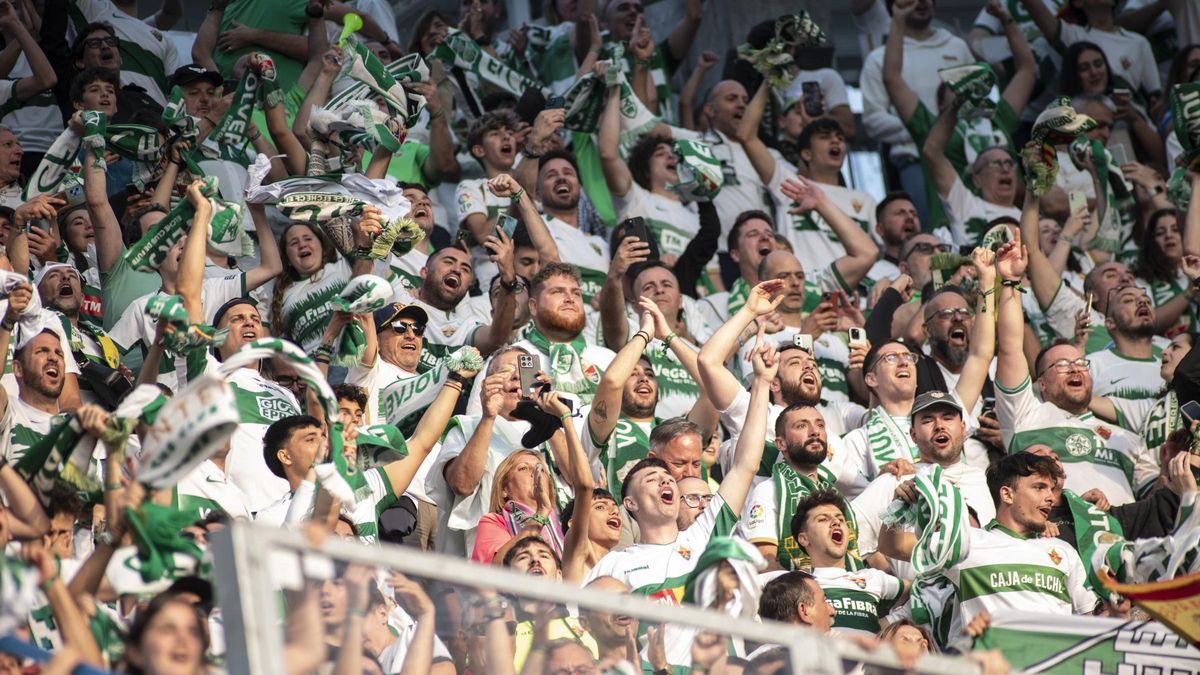 Aficionados del Elche animan a su equipo en el último partido de la temporada.