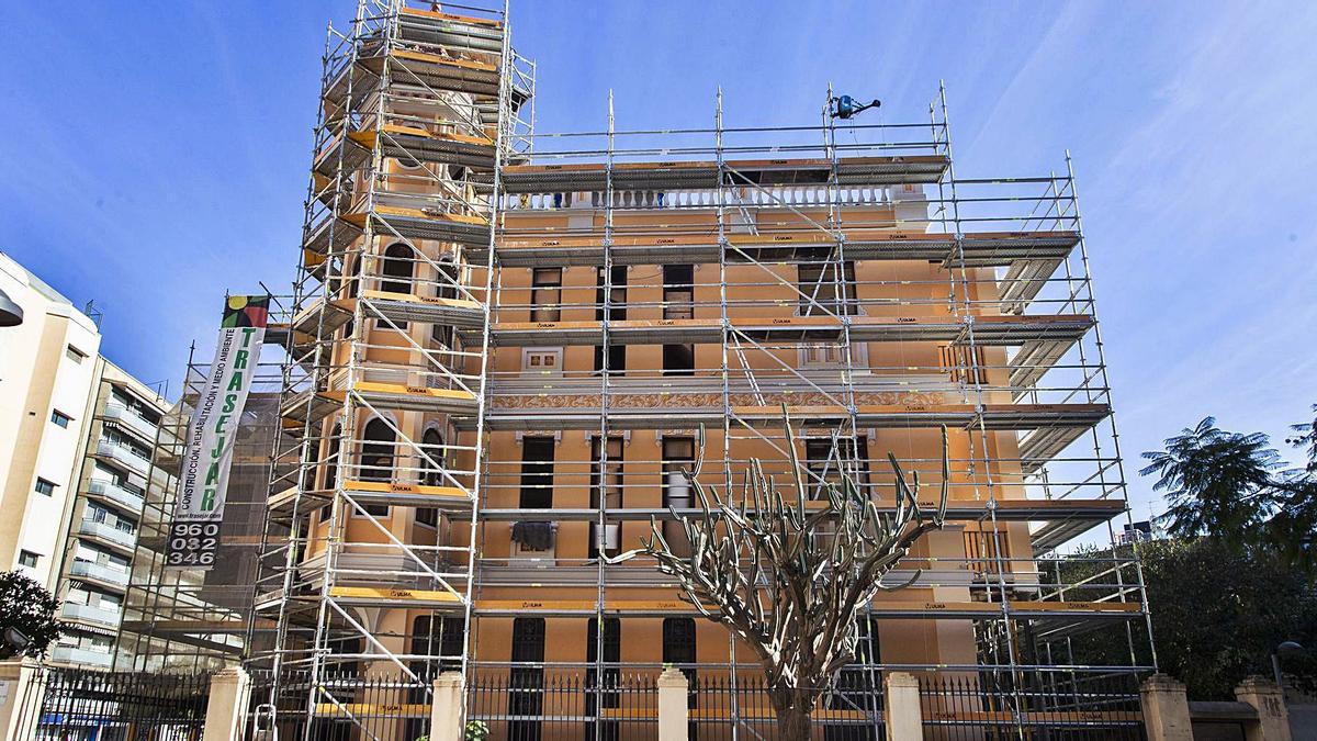 El palacete de Burgos, en el
24 de la avenid del Puerto,
en restauración.  g caballero