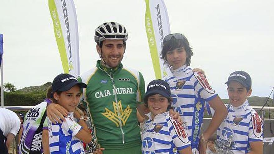 Los cuatro ciclistas del Tata Cobreros junto a Joaquín Sobrino, del Caja Rural.