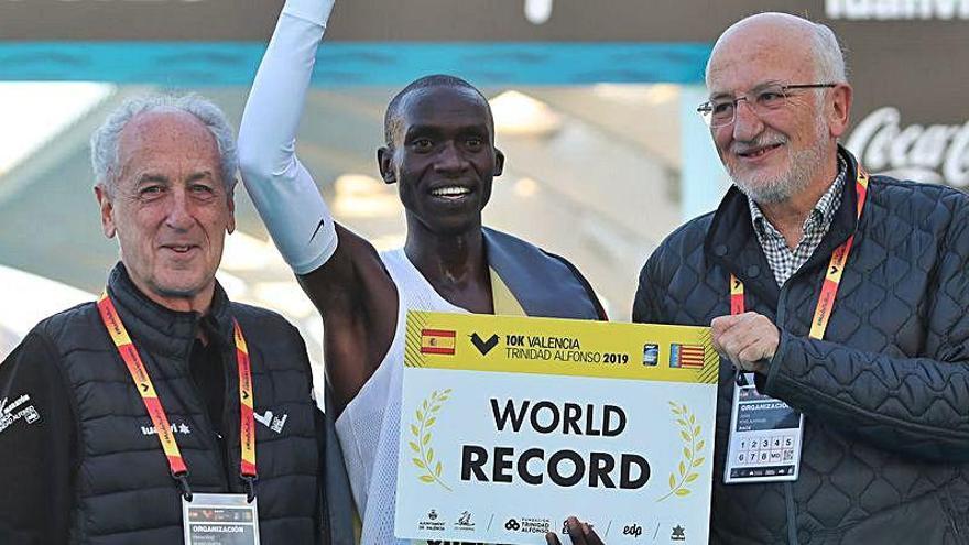 Joshua Cheptegei, cuando batió el récord del mundo de 10K hace un año en Valencia.