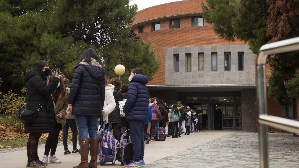 Niños y niñas se vacunan en el centro de salud Seminario (Zaragoza)