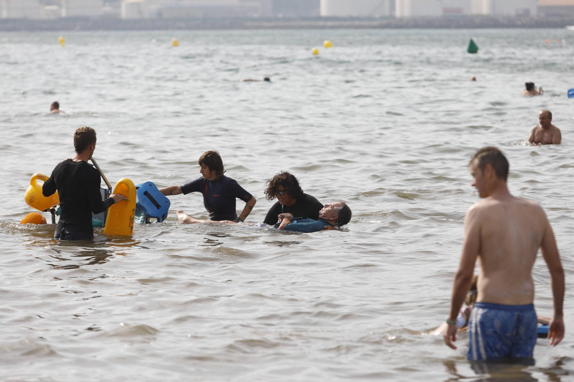 Así funciona el servicio para personas con discapacidad en la playa de Poniente (en imágenes)