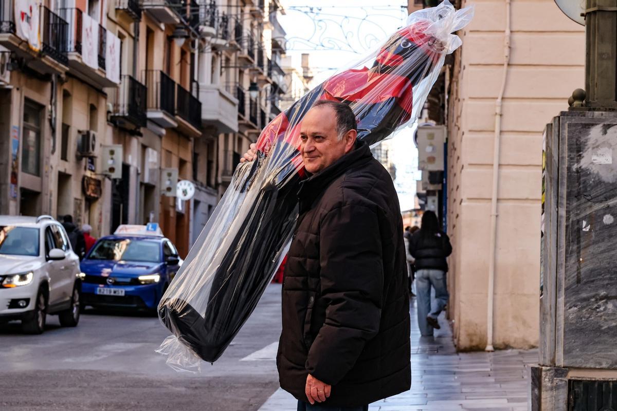 Los pajes negros decoran las fachadas de Alcoy