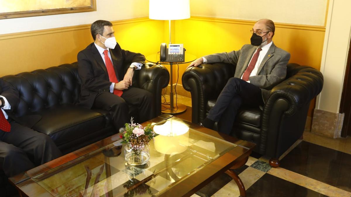 Javier Lambán, presidente de Aragón, y Javier García, presidente de la Sareb, conversan antes de la firma del protocolo, este miércoles.