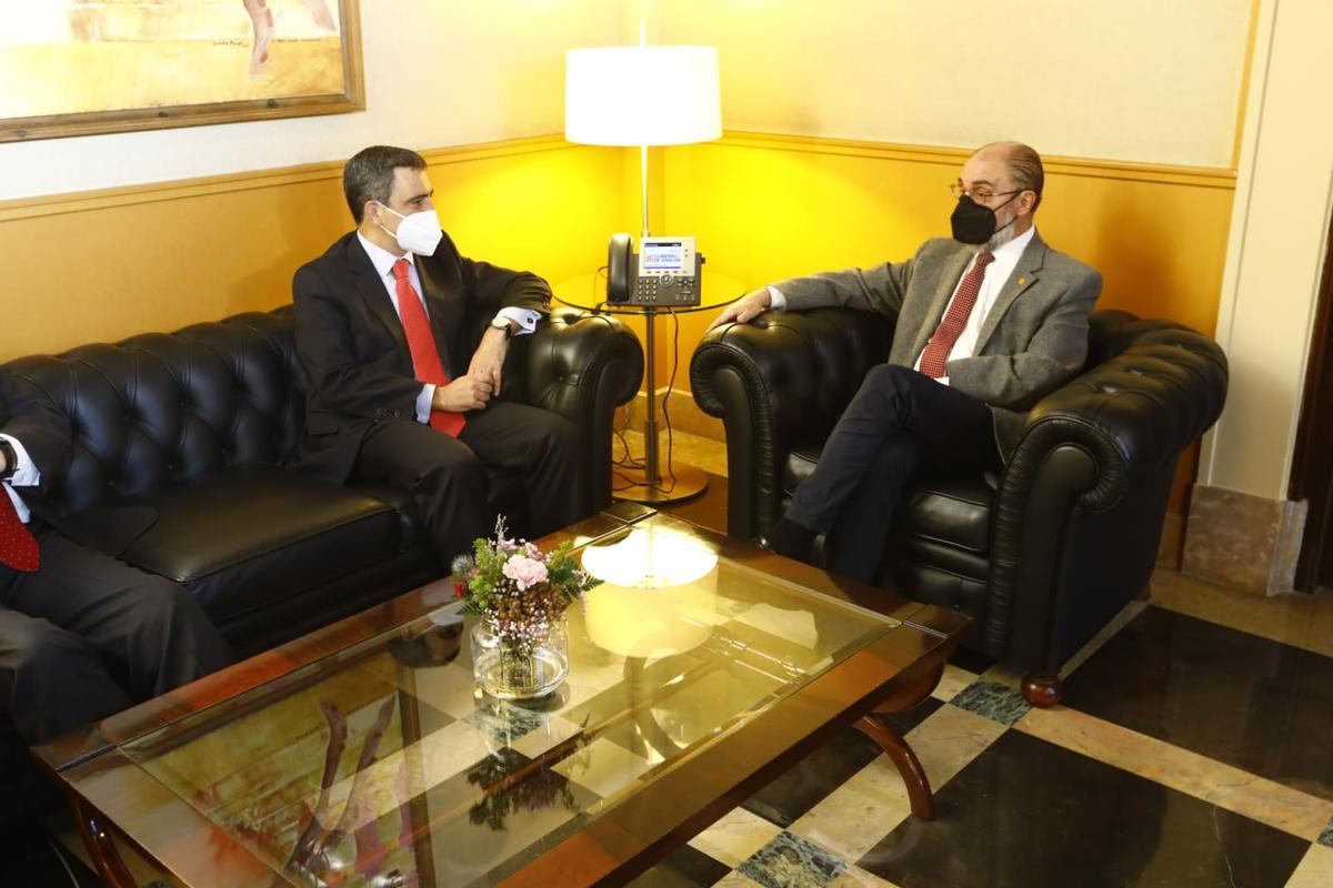 Javier Lambán, presidente de Aragón, y Javier García, presidente de la Sareb, conversan antes de la firma del protocolo, este miércoles.