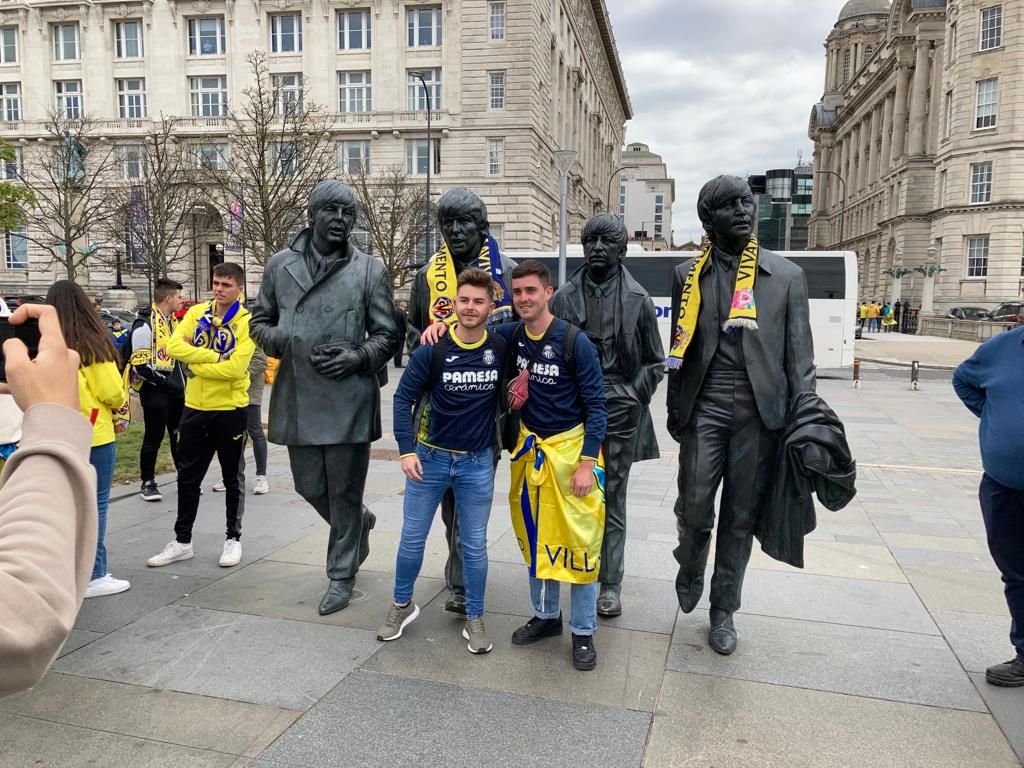 La afición del Villarreal tiñe Liverpool de amarillo