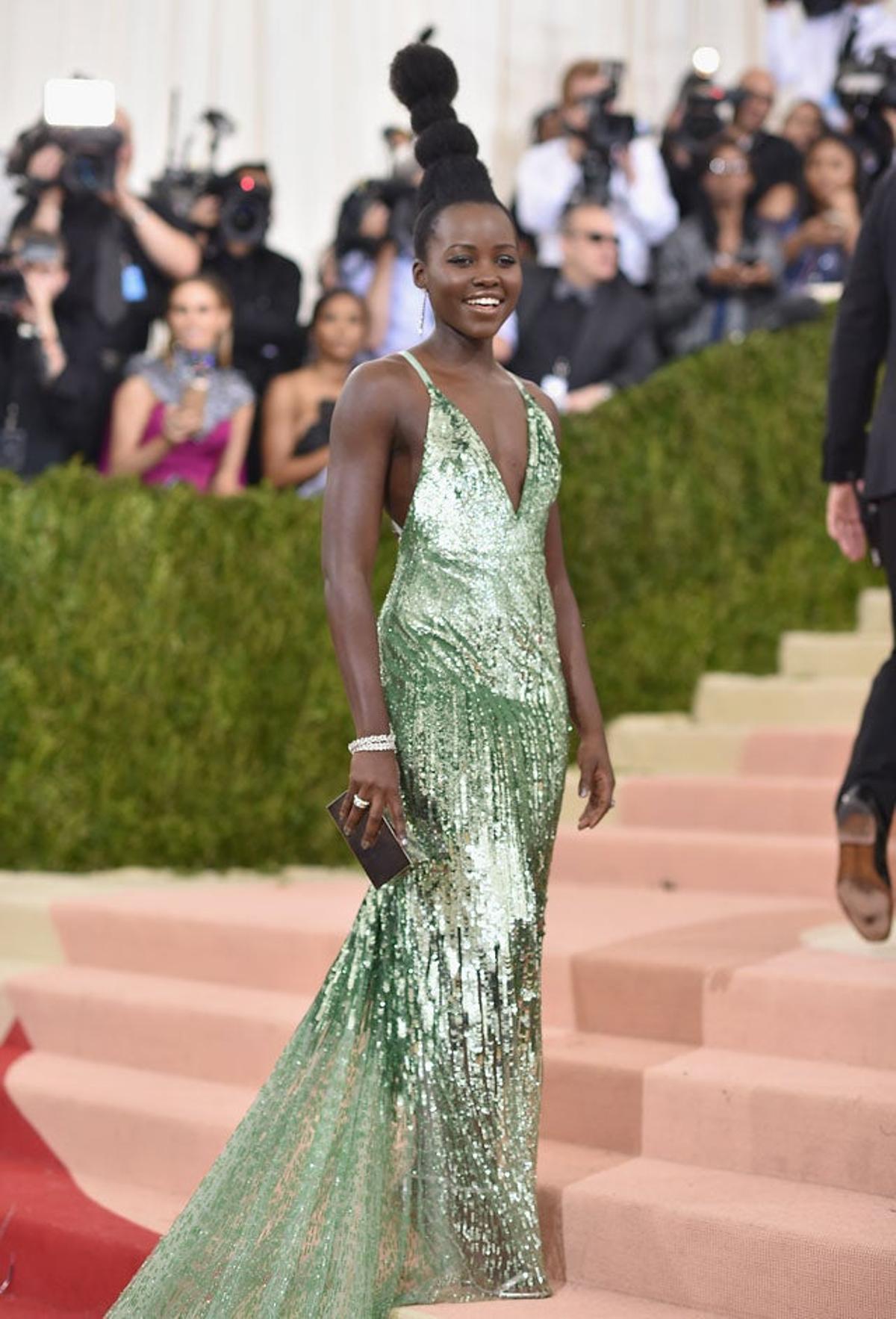 Lupita Nyong'o, de Calvin Klein Collection, en la alfombra roja de la gala MET 2016.
