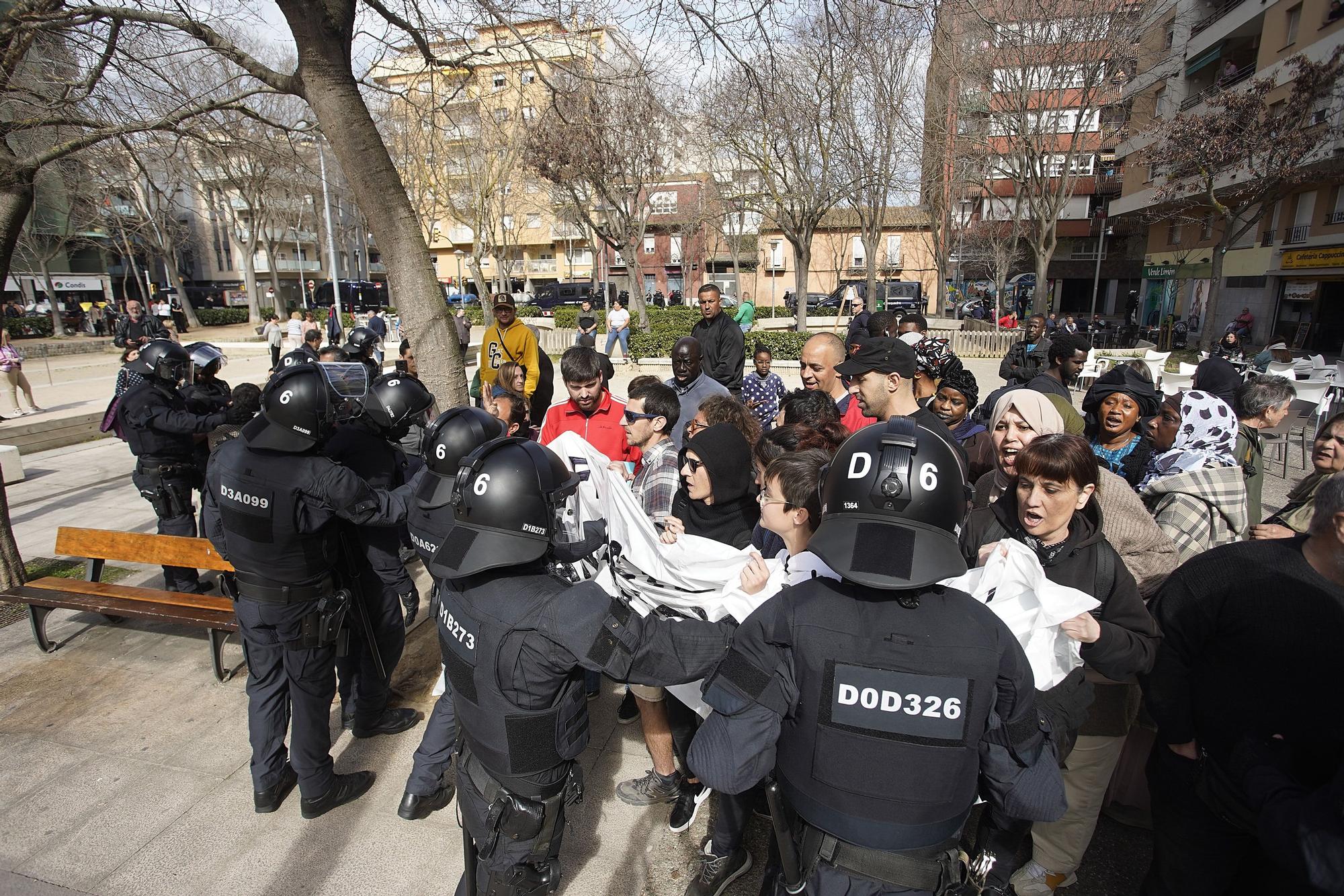 Un centenar de persones es manifesten contra un acte electoral de VOX a Girona