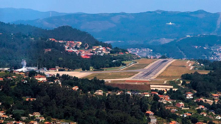 Vista general de la pista de aterrizaje del aeropuerto de Vigo // Julio Alberto González | AEROCELTA